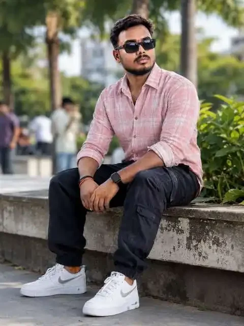 काले आदमी के बैठने का दृश्य, बाहर कंक्रीट की बेंच पर बैठे काले आदमी के साथ