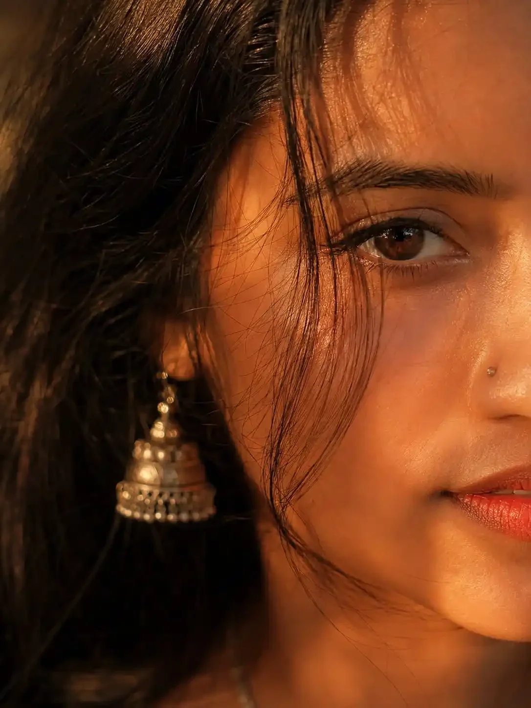 सिनेमाई उसके चेहरे का दृश्य सिनेमाई उसके चेहरे के साथ गर्म मुलायम प्राकृतिक अति-नज़दीक
