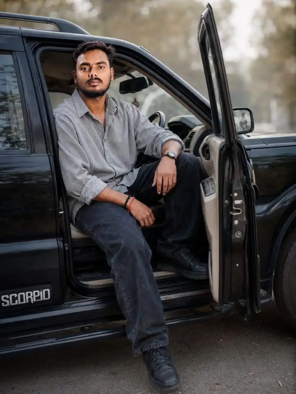 सिनेमाई भारतीय आउटडोर ब्लैक लाइटिंग पृष्ठभूमि पीढ़ी के साथ सिनेमाई भारतीय आउटडोर दृश्य