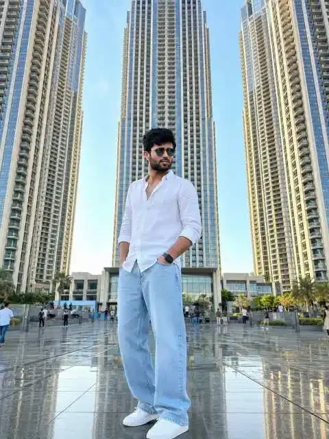 सिनेमाई Instagram सिनेमाई instagram के साथ आधुनिक दृश्य आधुनिक खड़े प्लाजा गगनचुंबी इमारतें प्राकृतिक