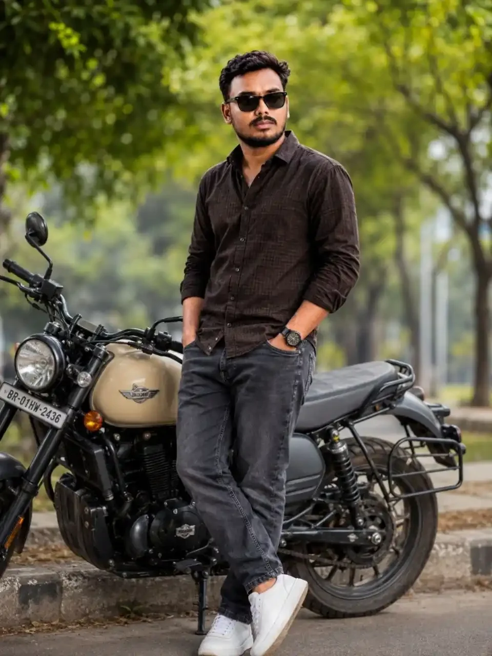 भारतीय सिनेमाई बाइक का दृश्य भारतीय सिनेमाई बाइक के साथ गहरे मुलायम सुंदर आदमी के साथ