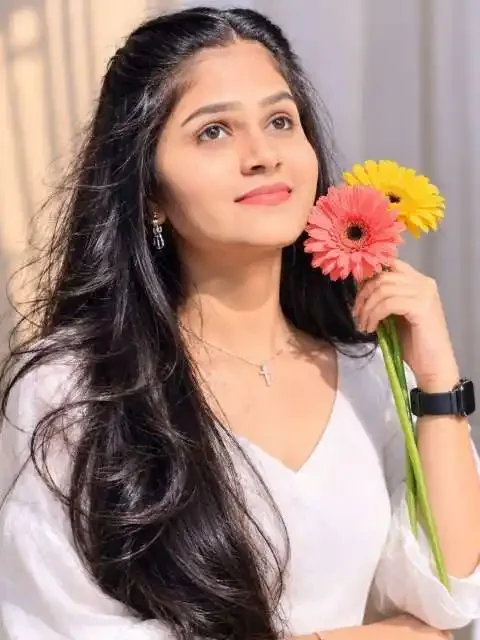 प्राकृतिक स्टूडियो फैशन सिनेमाई चेहरे के साथ प्राकृतिक स्टूडियो फैशन दृश्य नरम विशेषताएं