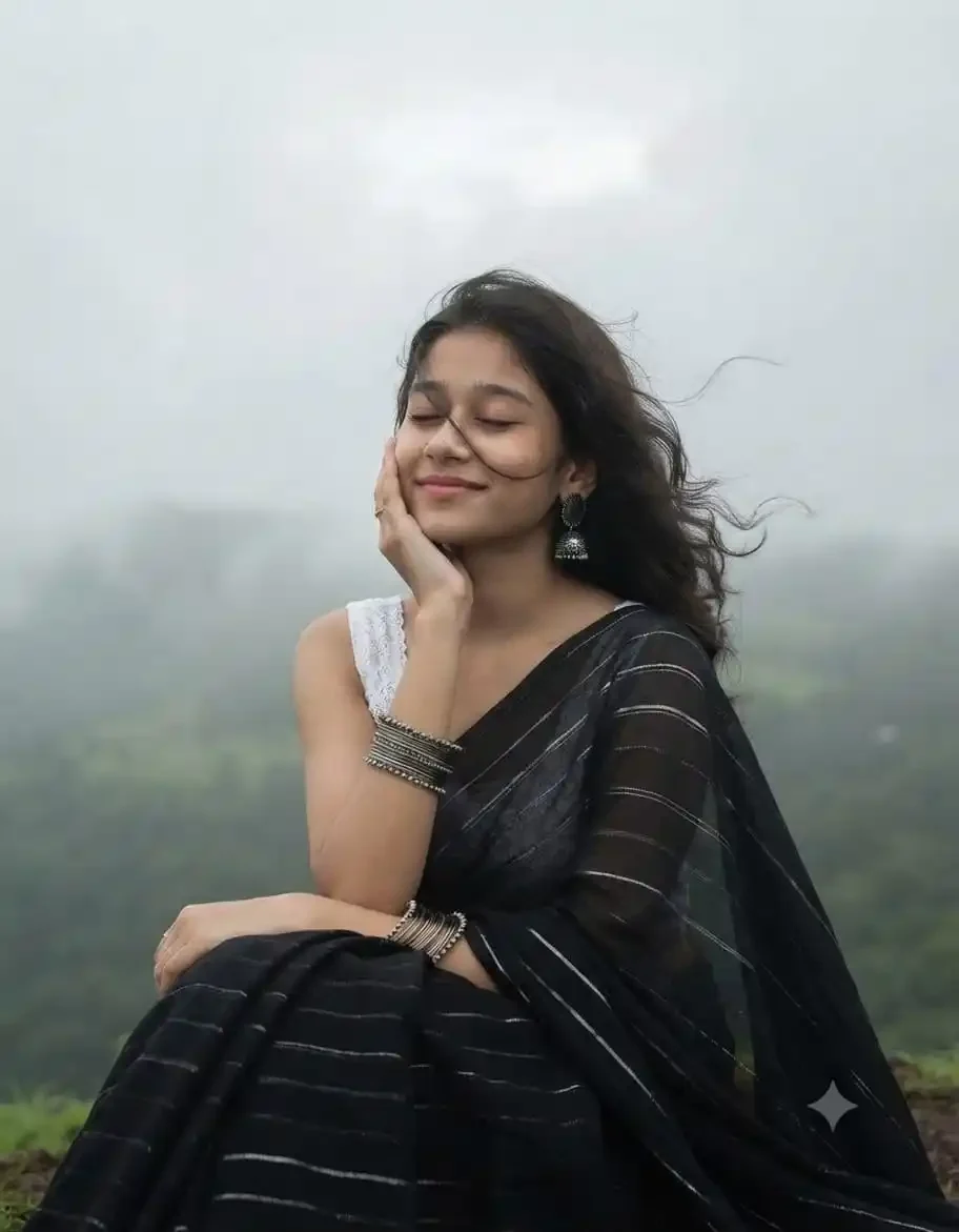 पारंपरिक उसकी सिल्वर दृश्य पारंपरिक उसकी सिल्वर दक्षिण एशियाई महिला के साथ
